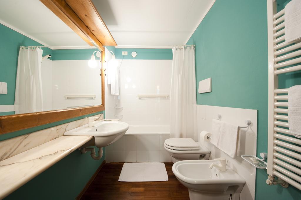 Holidays Dolomiti Apartment Resort Carisolo Buitenkant foto