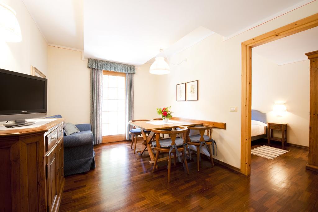 Holidays Dolomiti Apartment Resort Carisolo Kamer foto