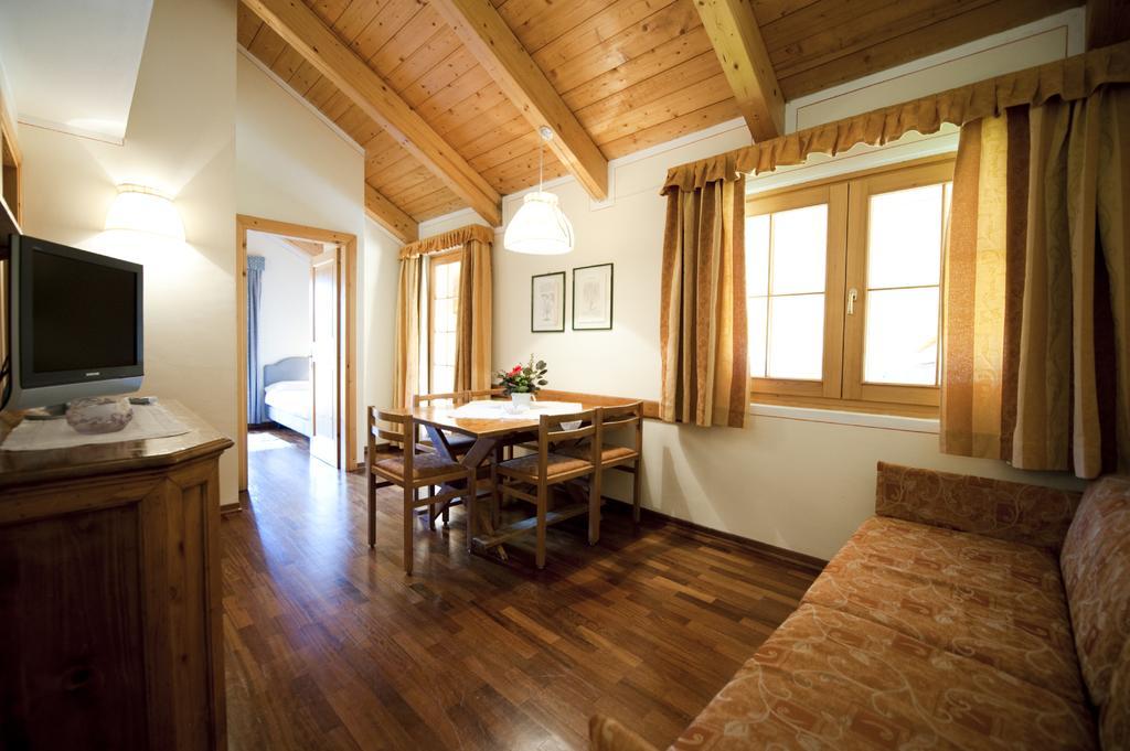 Holidays Dolomiti Apartment Resort Carisolo Kamer foto