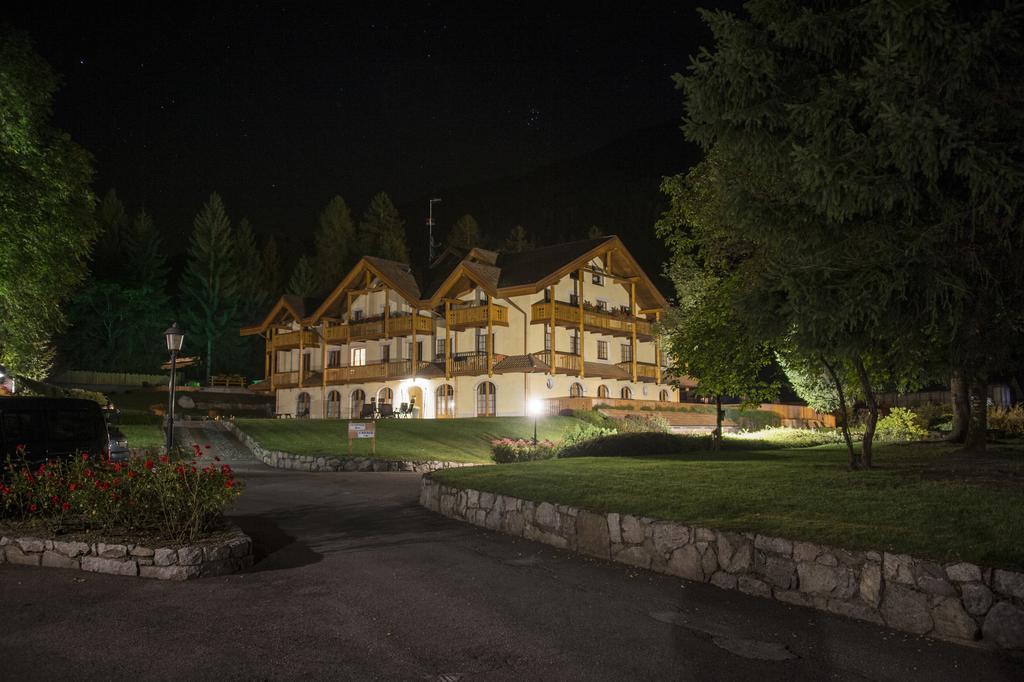 Holidays Dolomiti Apartment Resort Carisolo Buitenkant foto