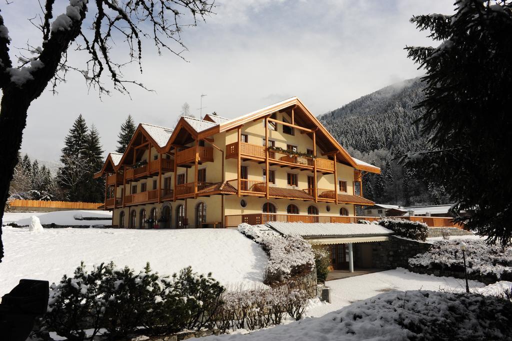 Holidays Dolomiti Apartment Resort Carisolo Buitenkant foto