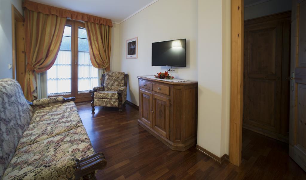 Holidays Dolomiti Apartment Resort Carisolo Buitenkant foto