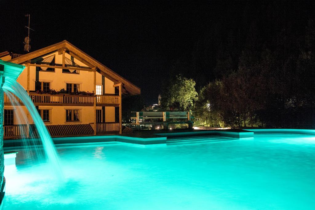 Holidays Dolomiti Apartment Resort Carisolo Buitenkant foto